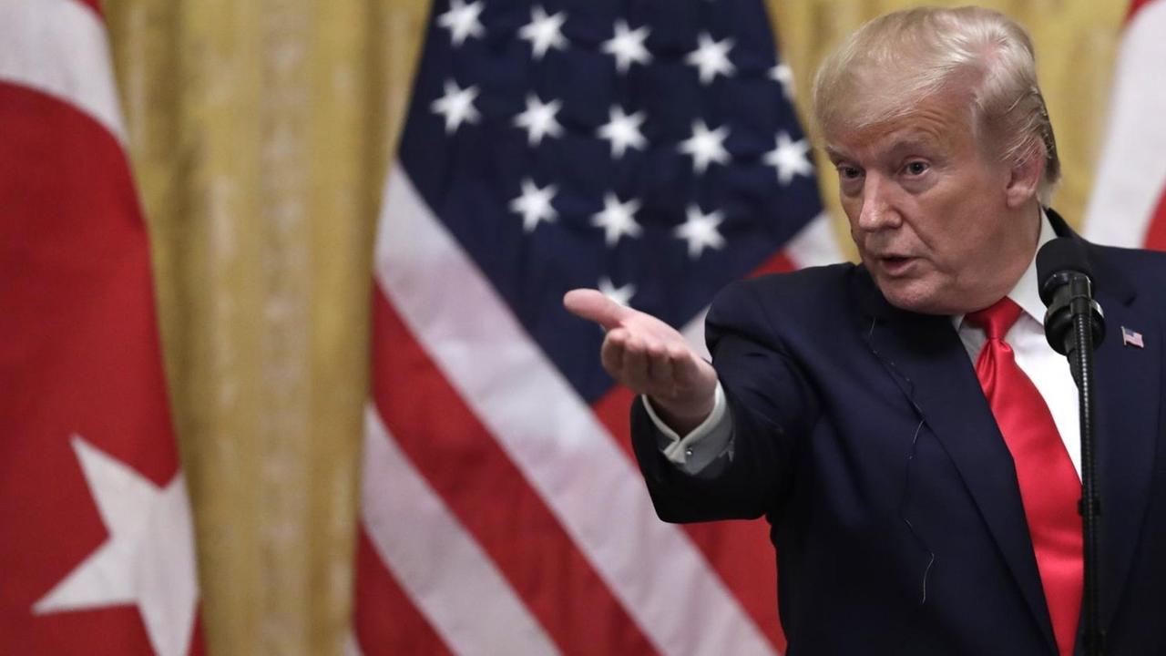 US-Präsident Donald Trump kritisiert bei einer Pressekonferenz am Rande des Treffens mit dem türkischen Präsidenten Erdogan die Anhörung in Sachen Impeachment-Verfahren.