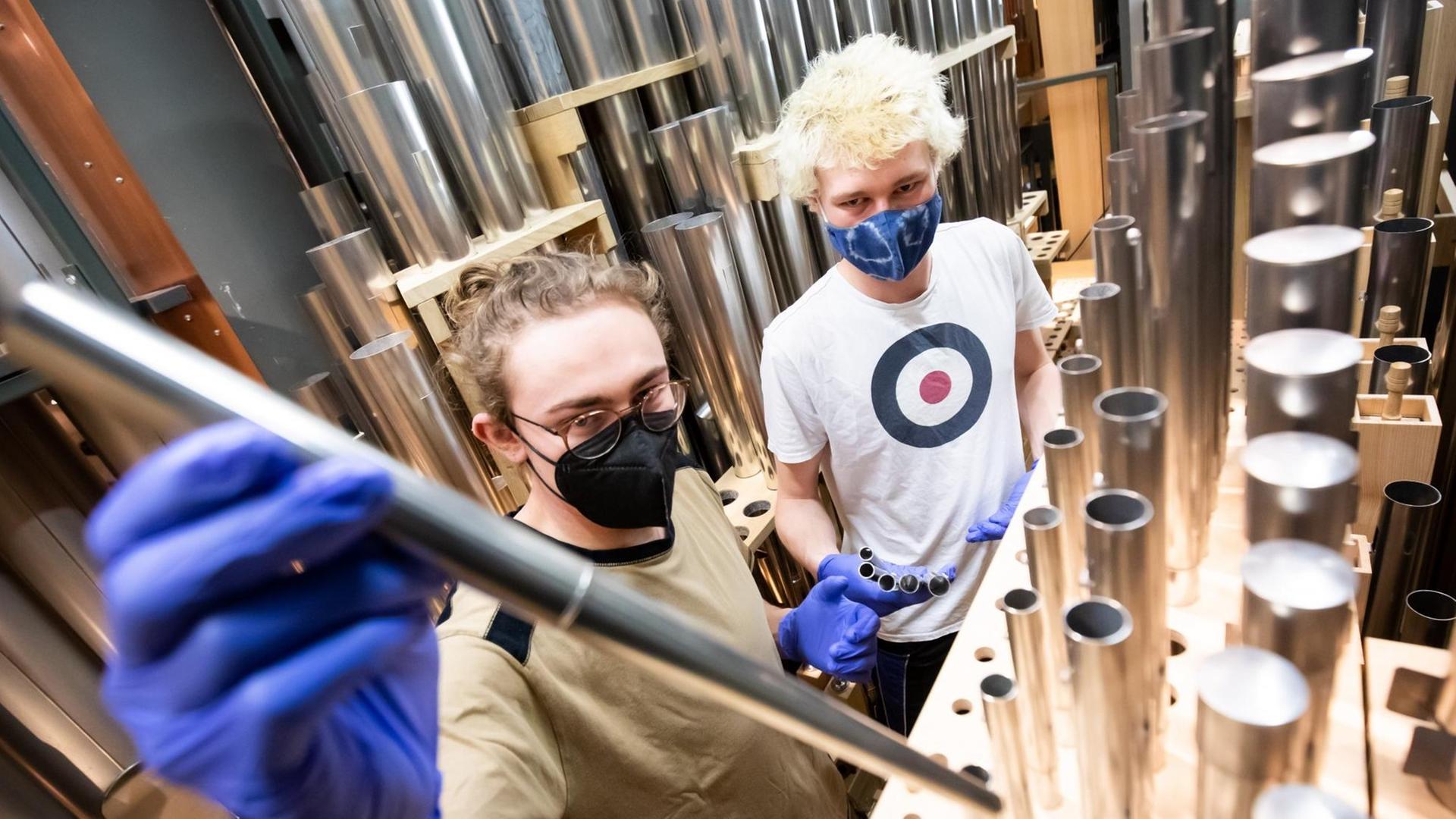 Hendrik Dünnebacke (l) und Finn Jäckel, Auszubildende im Orgelbau, setzen einzelne Flöten nach der Reinigung in die Orgel in der Elbphilharmonie. Die Hamburger Elbphilharmonie nutzt den coronabedingten Lockdown für eine Generalreinigung ihrer imposanten Orgel Hendrik Dünnebacke (l) und Finn Jäckel, Auszubildende im Orgelbau, setzen einzelne Flöten nach der Reinigung in die Orgel in der Elbphilharmonie. Die Hamburger Elbphilharmonie nutzt den coronabedingten Lockdown für eine Generalreinigung ihrer imposanten Orgel
