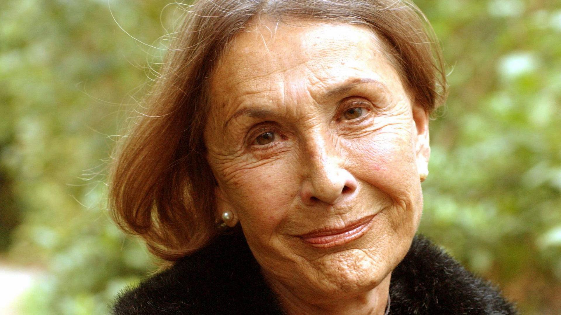 Eine Porträtaufnahme der Schriftstellerin Angelika Schrobsdorff aus dem Jahr 2002 Eine Porträtaufnahme der Schriftstellerin Angelika Schrobsdorff aus dem Jahr 2002