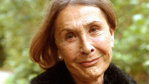 Eine Porträtaufnahme der Schriftstellerin Angelika Schrobsdorff aus dem Jahr 2002