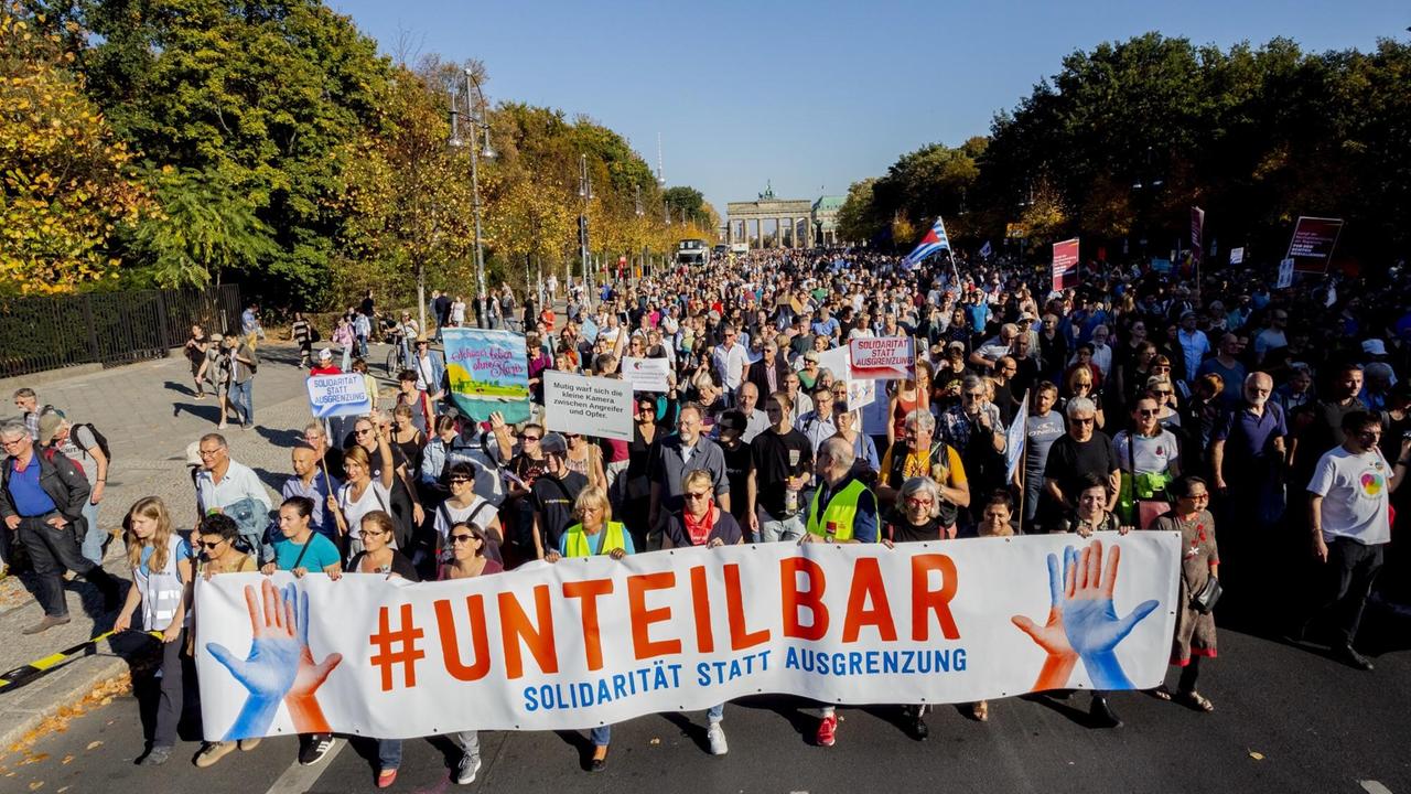 Der Zug der Demonstration gegen Rassismus und Rechtsruck mit dem Motto "Unteilbar" zieht vor dem Brandenburger Tor auf der Straße des 17. Juni Richtung Siegessäule. Der Zug der Demonstration gegen Rassismus und Rechtsruck mit dem Motto "Unteilbar" zieht vor dem Brandenburger Tor auf der Straße des 17. Juni Richtung Siegessäule.