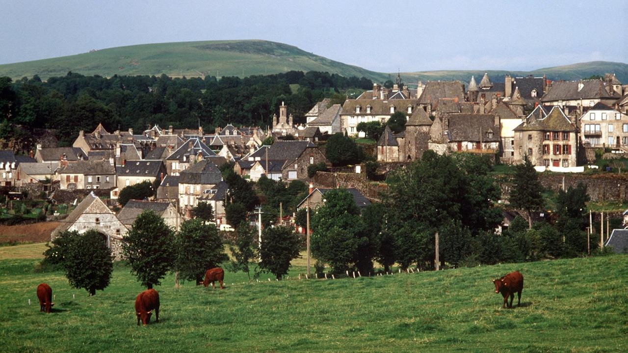 Blick über eine Kuhweide auf Salers im Departement Cantal. (Undatiert). Der mittelalterliche Charakter des Ortes wurde bis heute erhalten. Blick über eine Kuhweide auf Salers im Departement Cantal. (Undatiert). Der mittelalterliche Charakter des Ortes wurde bis heute erhalten.