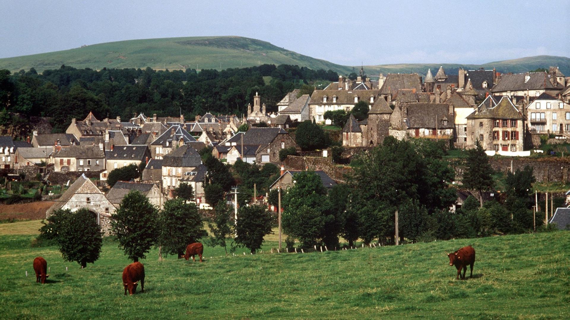 Blick über eine Kuhweide auf Salers im Departement Cantal. (Undatiert). Der mittelalterliche Charakter des Ortes wurde bis heute erhalten. Blick über eine Kuhweide auf Salers im Departement Cantal. (Undatiert). Der mittelalterliche Charakter des Ortes wurde bis heute erhalten.