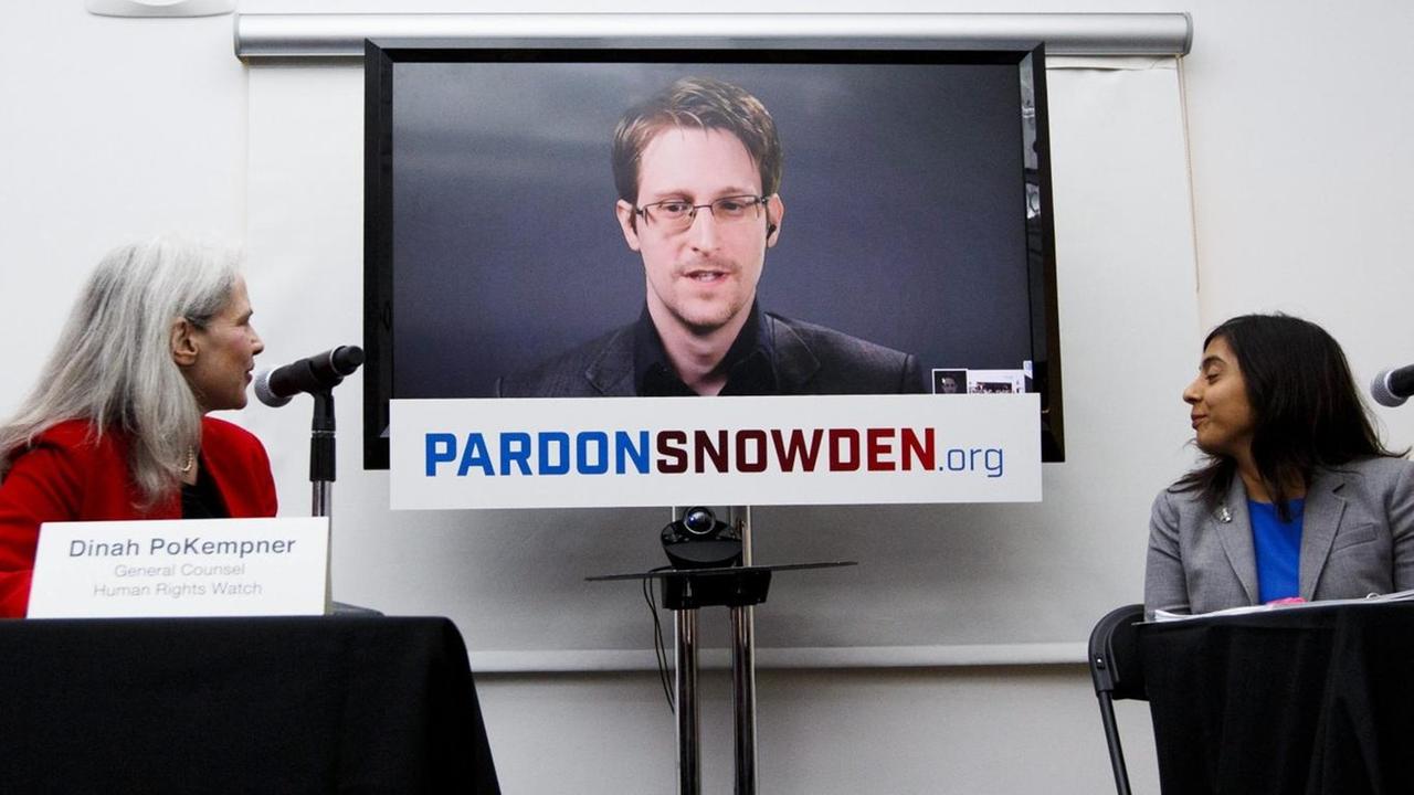 Zur Pressekonferenz der Kampagne "Pardon Snowden" wurde Whistleblower Snowden per Video aus Russland zugeschaltet. Menschenrechtsorganisationen und prominente Unterstützer fordern Straffreiheit für Snowden. Zur Pressekonferenz der Kampagne "Pardon Snowden" wurde Whistleblower Snowden per Video aus Russland zugeschaltet. Menschenrechtsorganisationen und prominente Unterstützer fordern Straffreiheit für Snowden.