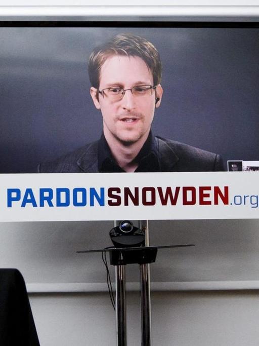Zur Pressekonferenz der Kampagne "Pardon Snowden" wurde Whistleblower Snowden per Video aus Russland zugeschaltet. Menschenrechtsorganisationen und prominente Unterstützer fordern Straffreiheit für Snowden.