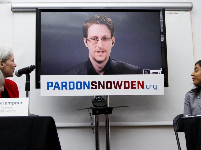 Zur Pressekonferenz der Kampagne "Pardon Snowden" wurde Whistleblower Snowden per Video aus Russland zugeschaltet. Menschenrechtsorganisationen und prominente Unterstützer fordern Straffreiheit für Snowden.