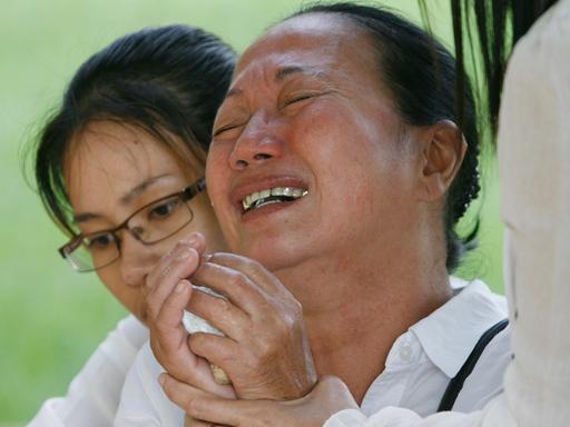 Eine Kambodschanerin bei einer Trauerzeremonie für Opfer der Roten Khmer in Phnom Penh.