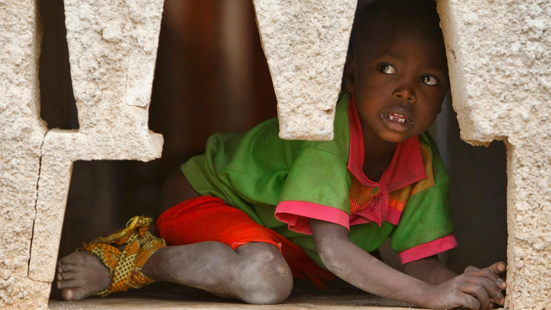 Ein Junge der Volksgruppe Turkana wartet im Flüchtlingslager Kakuma auf seine Mutter.