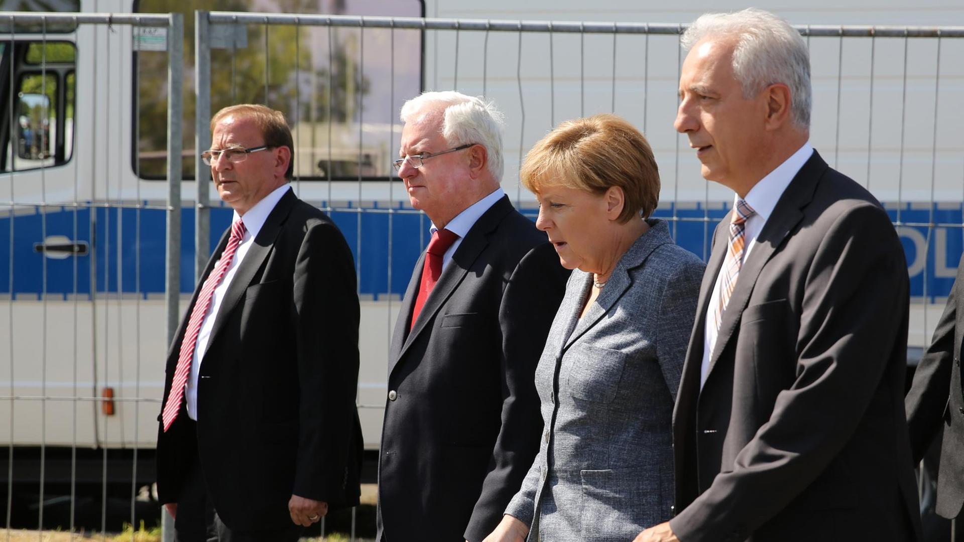 Bundeskanzlerin Angela Merkel besucht gemeinsam mit Sachsens Ministerpräsident Stanislaw Tillich, DRK-Präsident Rudolf Seiters und Heidenaus Bürgermeister Jürgen Opitz die Flüchtlingsunterkunft im sächsischen Heidenau. Bundeskanzlerin Angela Merkel besucht gemeinsam mit Sachsens Ministerpräsident Stanislaw Tillich, DRK-Präsident Rudolf Seiters und Heidenaus Bürgermeister Jürgen Opitz die Flüchtlingsunterkunft im sächsischen Heidenau.