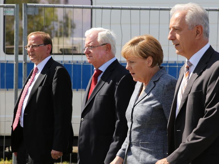 Bundeskanzlerin Angela Merkel besucht gemeinsam mit Sachsens Ministerpräsident Stanislaw Tillich, DRK-Präsident Rudolf Seiters und Heidenaus Bürgermeister Jürgen Opitz die Flüchtlingsunterkunft im sächsischen Heidenau.