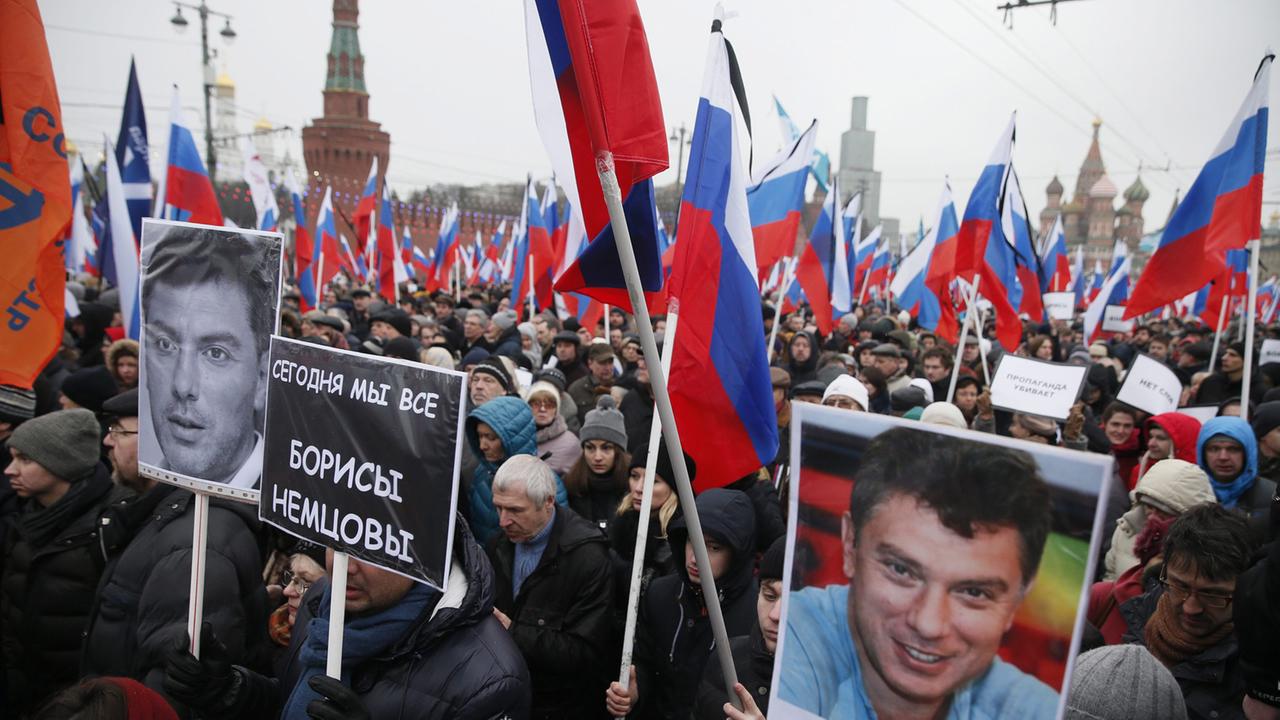 Trauer-Marsch für Nemzow in Moskau
