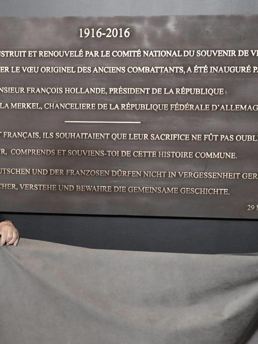 Bundeskanzlerin Merkel und Präsident Hollande enthüllen eine Gedenktafel für die Opfer der Schlacht von Verdun.