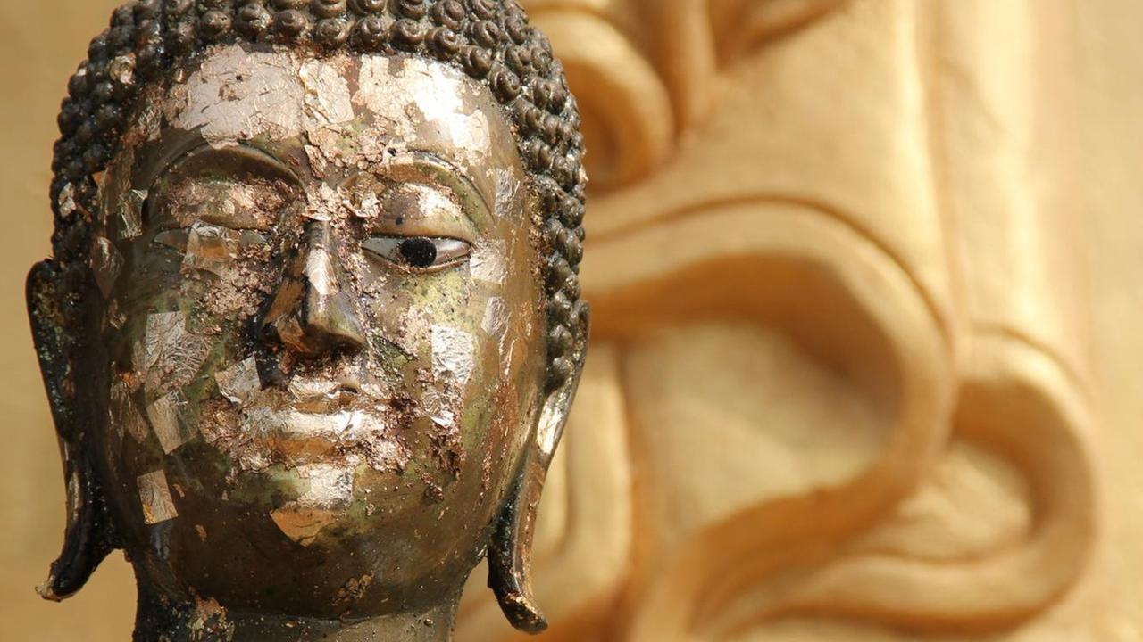Beschädigte Buddha-Figur in einem Tempel. Beschädigte Buddha-Figur in einem Tempel.