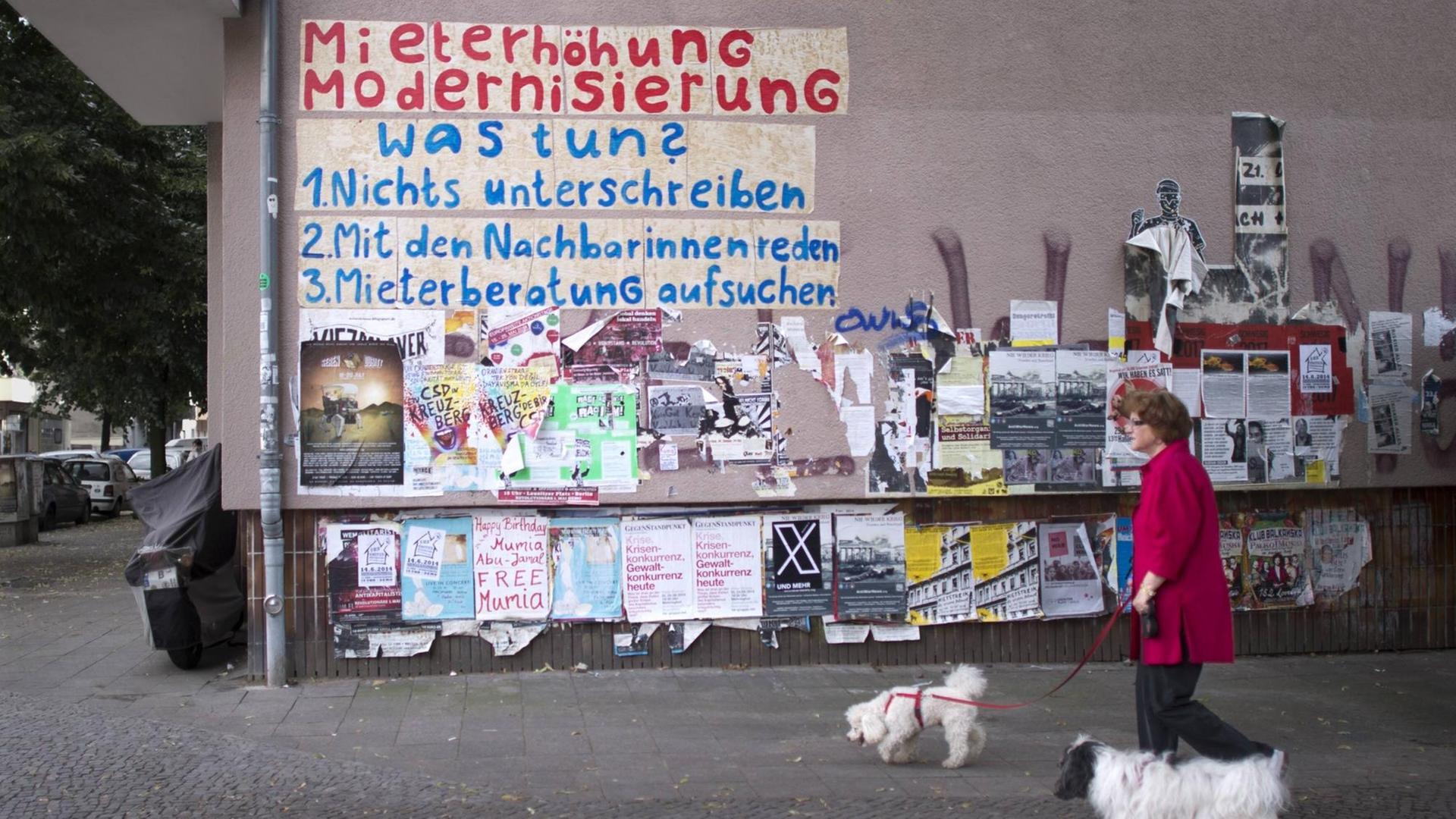 Graffiti an einer Hauswand: "Mieterhöhung, Modernisierung - was tun? 1. Nichts unterschreiben, 2. Mit Nachbarinnen reden, 3. Mieterberatung aufsuchen"
