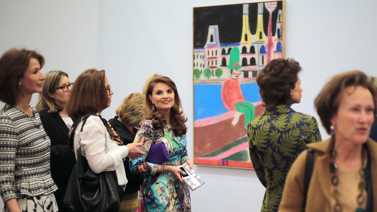 Kunstinteressierte Frauen gehen am 09.04.2014 in Köln (Nordrhein-Westfalen) über die Kunstmesse Art Cologne. Kunstinteressierte Frauen gehen am 09.04.2014 in Köln (Nordrhein-Westfalen) über die Kunstmesse Art Cologne.