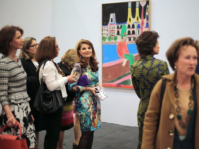 Kunstinteressierte Frauen gehen am 09.04.2014 in Köln (Nordrhein-Westfalen) über die Kunstmesse Art Cologne.