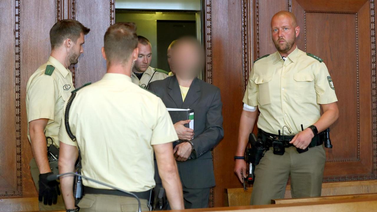 Prozessbeginn in Nürnberg: Ein selbsternannter "Reichsbürger" hat einen Polizeibeamten im Einsatz erschossenen Prozessbeginn in Nürnberg: Ein selbsternannter "Reichsbürger" hat einen Polizeibeamten im Einsatz erschossenen