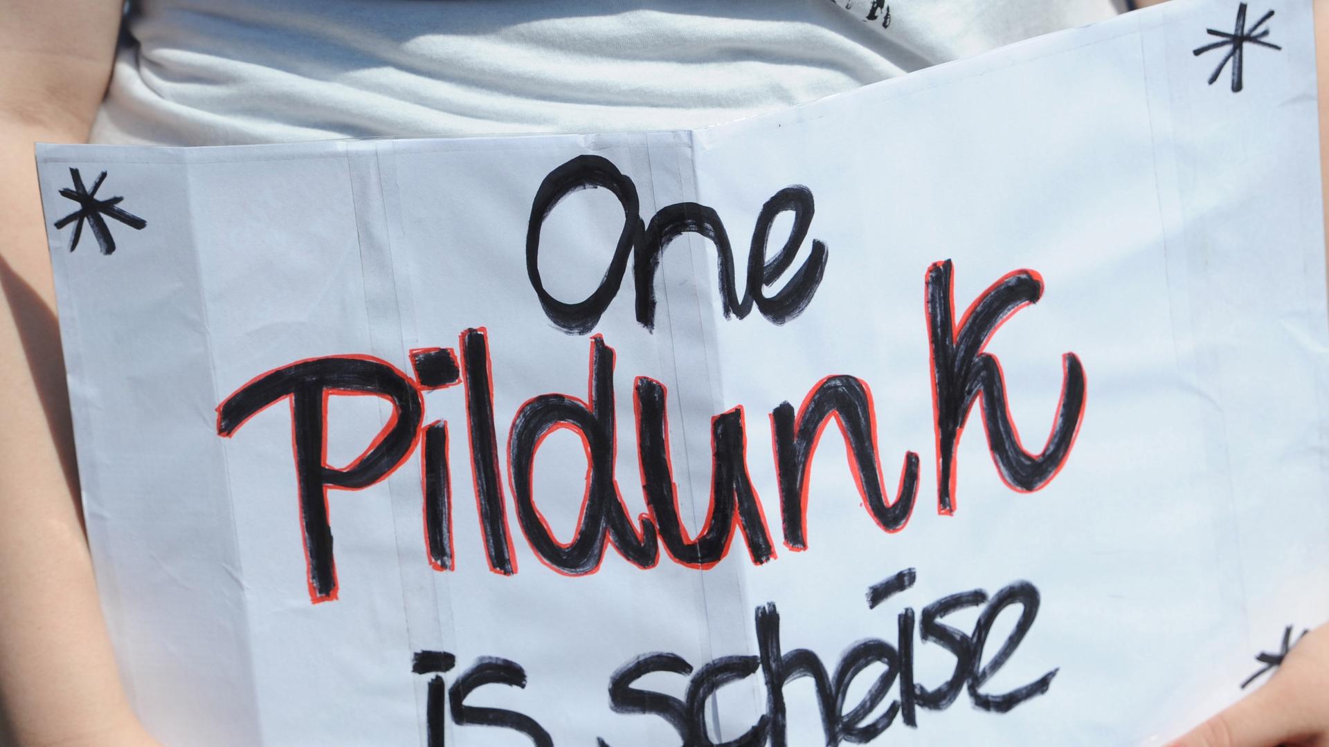 Studenten demonstrieren am 20.05.2014 vor dem Max-Planck-Institut für Plasmaphysik in Greifswald (Mecklenburg-Vorpommern) gegen die Unterfinanzierung der Hochschulen. Auf einem Plakat steht: "One Pildunk is scheise". Studenten demonstrieren am 20.05.2014 vor dem Max-Planck-Institut für Plasmaphysik in Greifswald (Mecklenburg-Vorpommern) gegen die Unterfinanzierung der Hochschulen. Auf einem Plakat steht: "One Pildunk is scheise".