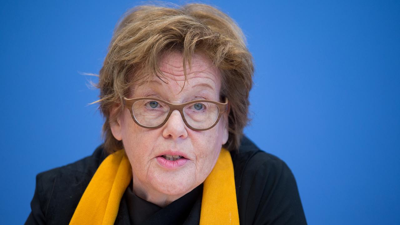 Die Präsidentin von Brot für die Welt, Cornelia Füllkrug-Weitzel, spricht am 17.02.2016 in der Bundespressekonferenz in Berlin über Fluchtursachen. Die Präsidentin von Brot für die Welt, Cornelia Füllkrug-Weitzel, spricht am 17.02.2016 in der Bundespressekonferenz in Berlin über Fluchtursachen.