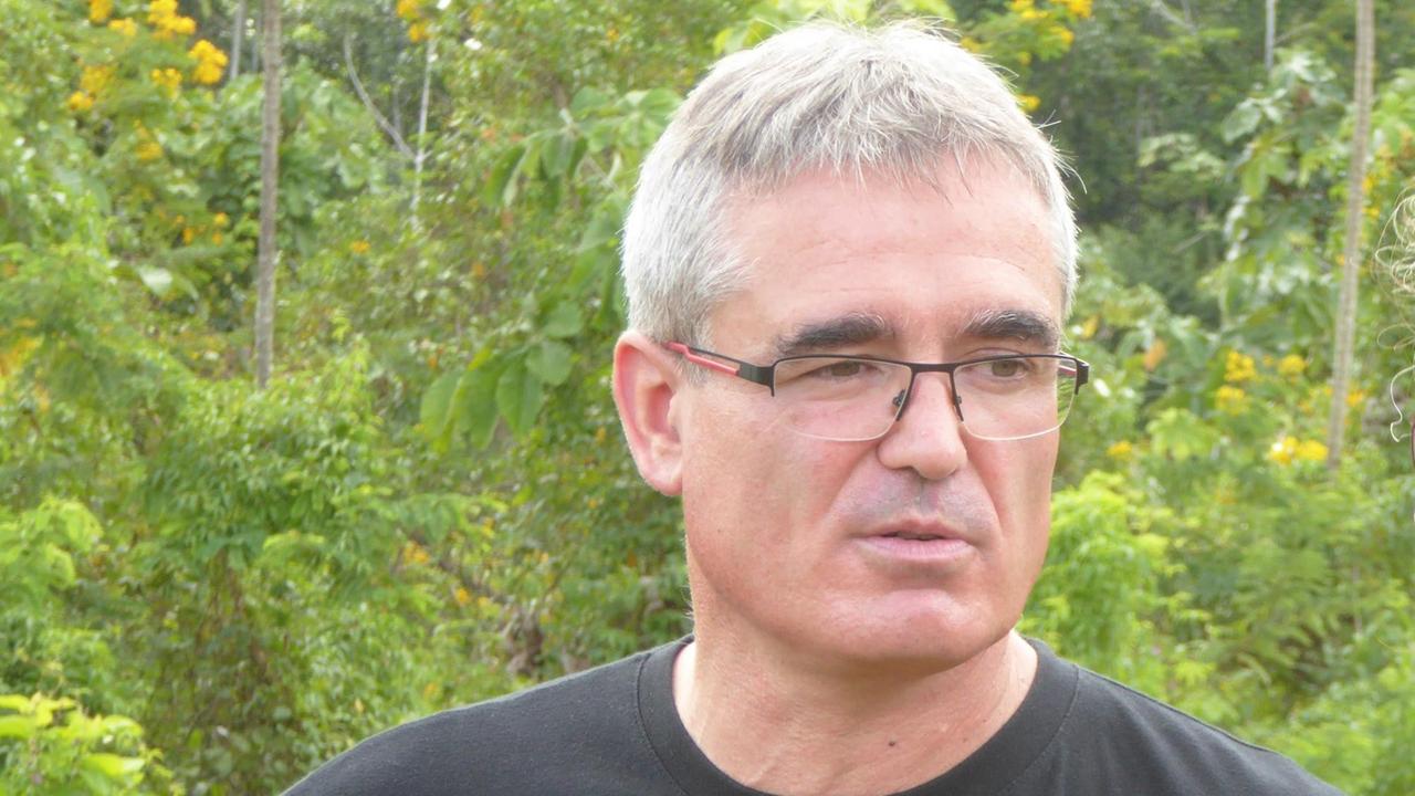 Hauptaktionär des kleinen Bergbauunternehmens in Französisch-Guyana ist die russische Bergbaufirma Nordgold. Sie hat den Franzosen Pierre Paris als Direktor eingesetzt. Hauptaktionär des kleinen Bergbauunternehmens in Französisch-Guyana ist die russische Bergbaufirma Nordgold. Sie hat den Franzosen Pierre Paris als Direktor eingesetzt.