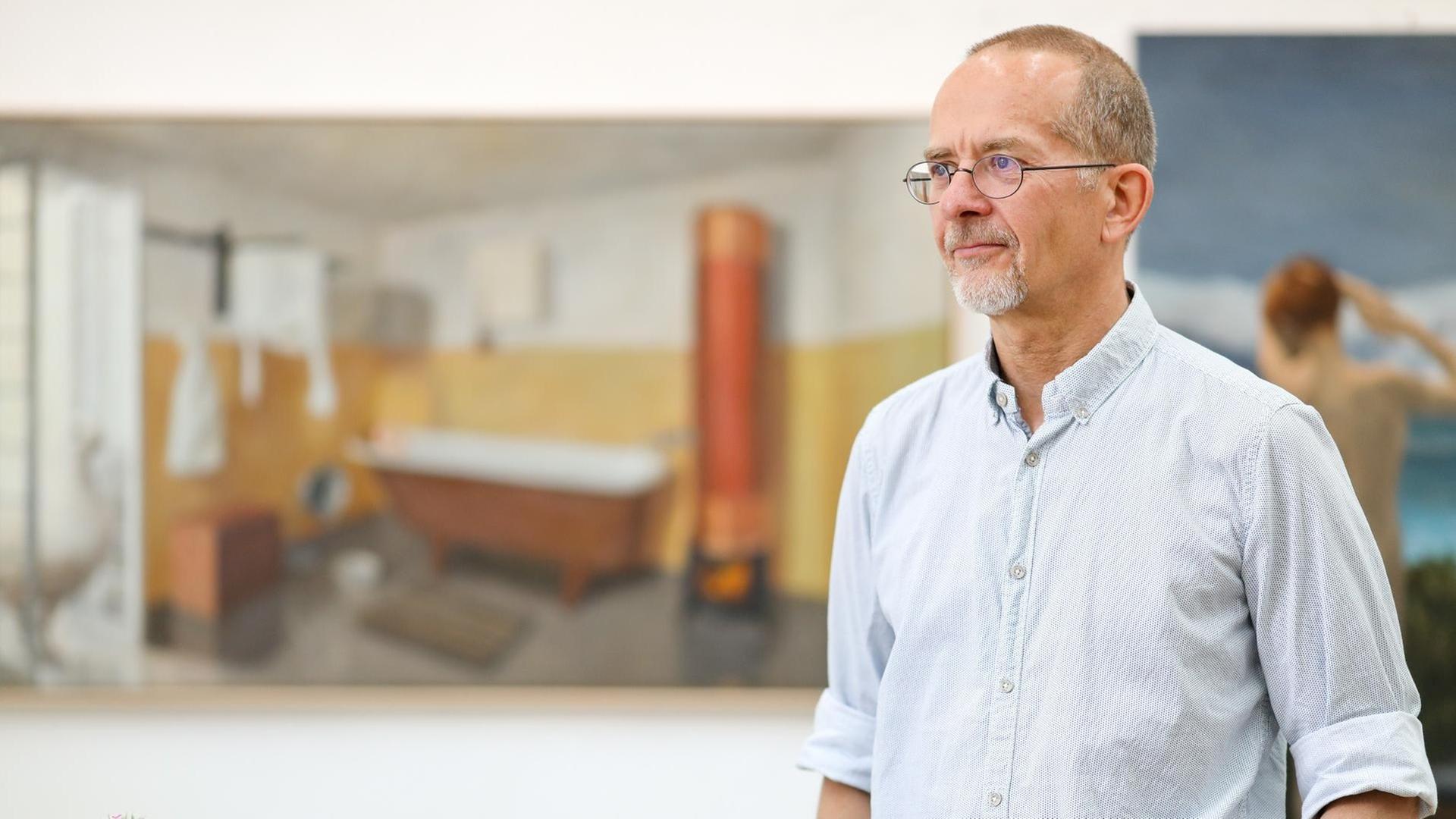 Der Maler Axel Krause steht in seinem Atelier in Leipzig, aufgenommen im Juni 2019