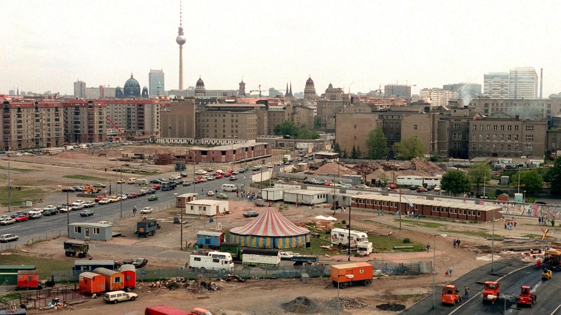 Auf dem Potsdamer Platz haben 1991 Zirkuszelte Platz. Auf dem Potsdamer Platz haben 1991 Zirkuszelte Platz.