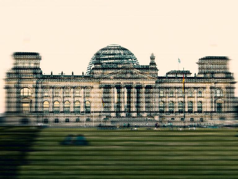 Binärcode läuft über das Bild vom Bundestag in Berlin (Symbolbild)