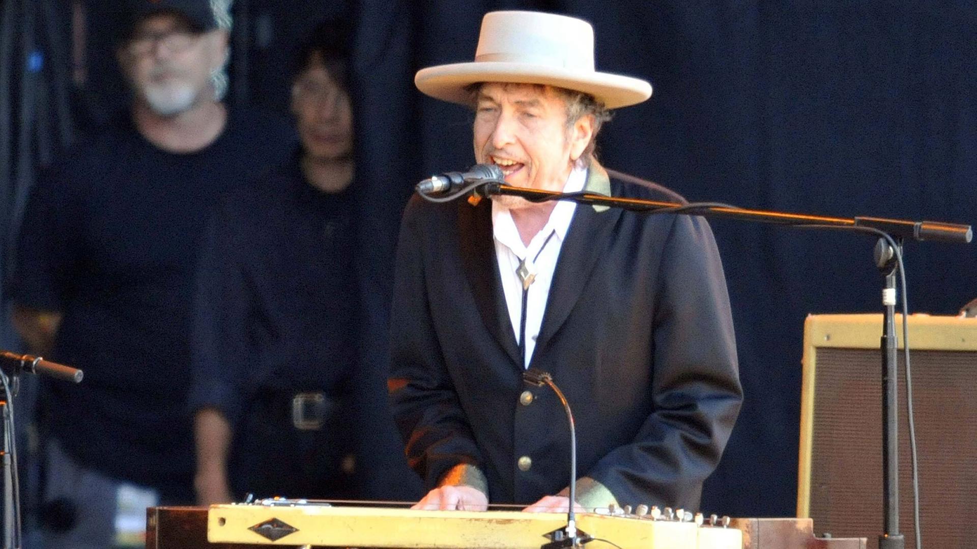 Bob Dylan bei einem Auftritt am 22.7.2012 während des Vieilles Carrues Festivals im französischen Carhaix Bob Dylan bei einem Auftritt am 22.7.2012 während des Vieilles Carrues Festivals im französischen Carhaix