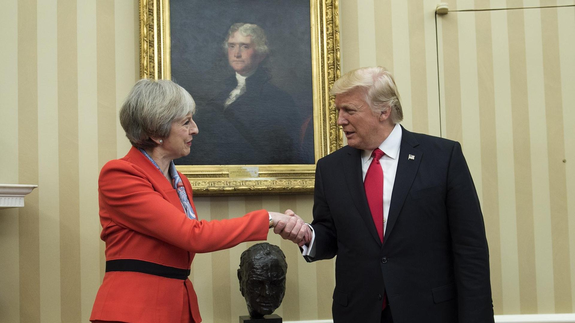 Thereas May (l.) wird vom US-Präsidenten Trump im Weußen Haus empfangen Thereas May (l.) wird vom US-Präsidenten Trump im Weußen Haus empfangen