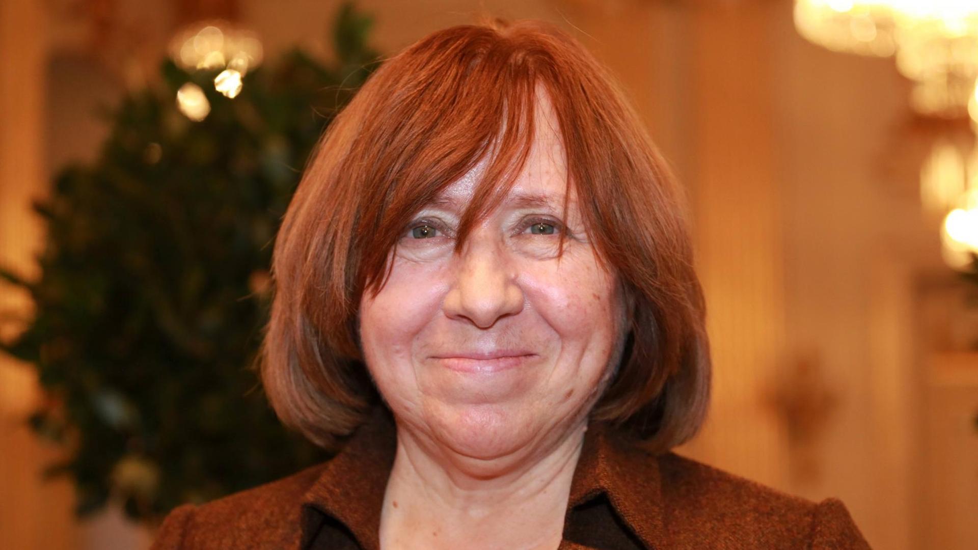 Swetlana Alexijewitsch lächelt in Richtung des Betrachters. Swetlana Alexijewitsch lächelt in Richtung des Betrachters.