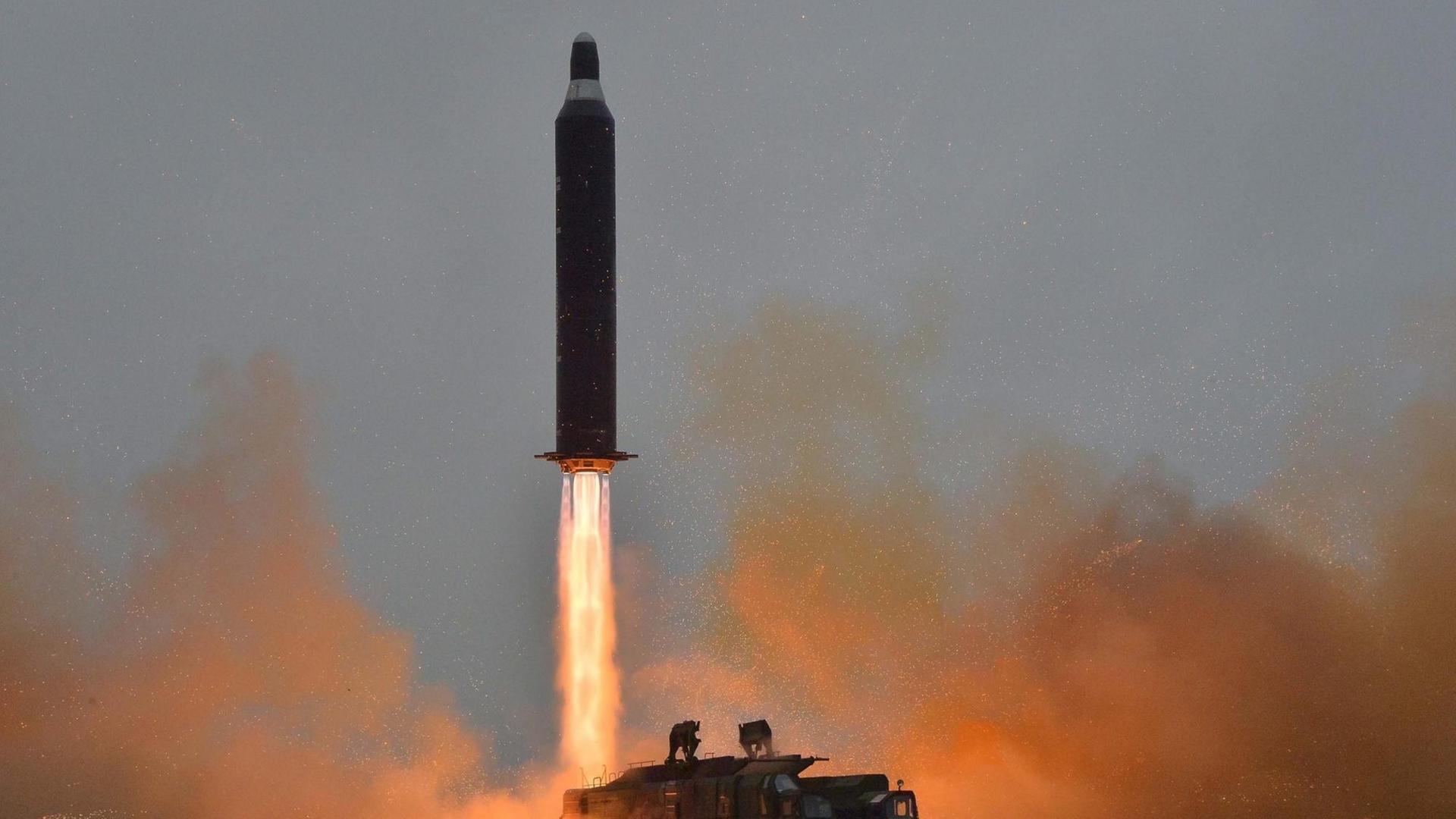 Eine Rakete der Bauart Hwasong-10 startet in Norkorea. Eine Rakete der Bauart Hwasong-10 startet in Norkorea.