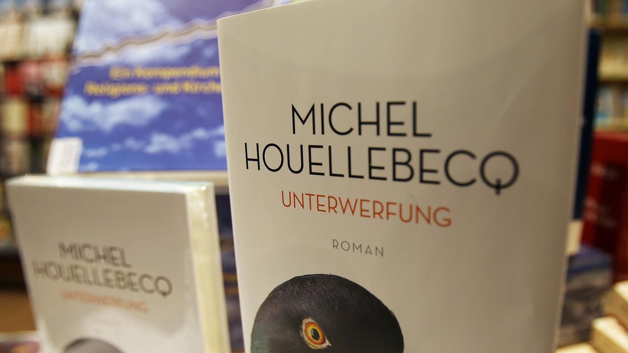 Der Roman "Unterwerfung" von Michel Houellebecq liegt in einer Kölner Bahnhofsbuchhandlung aus. Der Roman "Unterwerfung" von Michel Houellebecq liegt in einer Kölner Bahnhofsbuchhandlung aus.