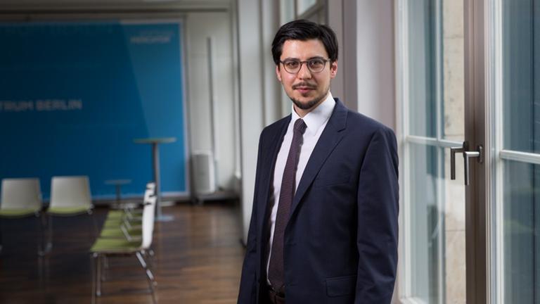 Dr. Ali Arslan Gümüsay, ein junger Mann mit Brille