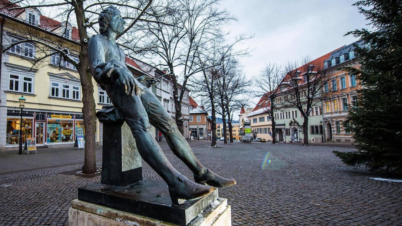 Das Bronzedenkmal zeigt einen jungen Mann, der sehr lässig auf einer Mauer sitzt. Das Bronzedenkmal zeigt einen jungen Mann, der sehr lässig auf einer Mauer sitzt.