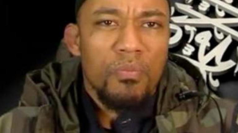 Screenshot vom 04.11.2014 eines auf Twitter veröffentlichten Fotos zeigt den früheren Berliner Rappers und Radikalislamisten Denis Cuspert (alias Deso Dogg bzw. Abu Talha al-Almani). Screenshot vom 04.11.2014 eines auf Twitter veröffentlichten Fotos zeigt den früheren Berliner Rappers und Radikalislamisten Denis Cuspert (alias Deso Dogg bzw. Abu Talha al-Almani).