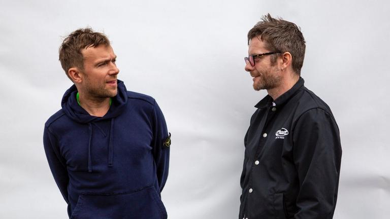 Damon Albarn(links) sieht Jamie Hewlett (Zeichner der Gorillaz) an der rechts im Bild steht -beide tragen dunkle Jacken und wirken entspannt Damon Albarn(links) sieht Jamie Hewlett (Zeichner der Gorillaz) an der rechts im Bild steht -beide tragen dunkle Jacken und wirken entspannt