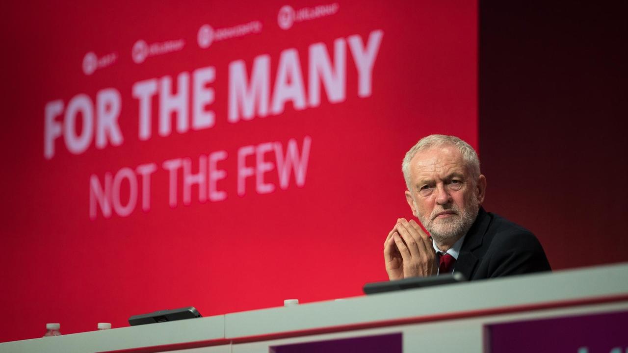 Der Vorsitzende der britischen Labour Party, Jeremy Corbyn, sitzt am 25.09.2017 in Brighton (Großbritannien) anlässlich des Labour-Parteitages vor einem Bildschirm mit der Aufschrift "For the many. Not the few". Vom 24.-27.09. kommen die Labour-Parteimitglieder zum Parteitag zusammen. Der Vorsitzende der britischen Labour Party, Jeremy Corbyn, sitzt am 25.09.2017 in Brighton (Großbritannien) anlässlich des Labour-Parteitages vor einem Bildschirm mit der Aufschrift "For the many. Not the few". Vom 24.-27.09. kommen die Labour-Parteimitglieder zum Parteitag zusammen.