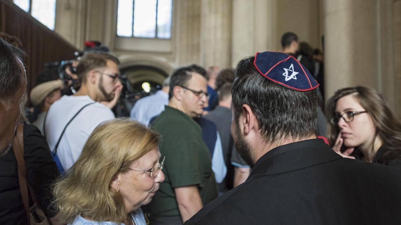 Zahlreiche Menschen in der Halle des Amtsgerichts Tiergarten vor dem Gerichtssaal. Ein Mensch trägt Kippa. Zahlreiche Menschen in der Halle des Amtsgerichts Tiergarten vor dem Gerichtssaal. Ein Mensch trägt Kippa.