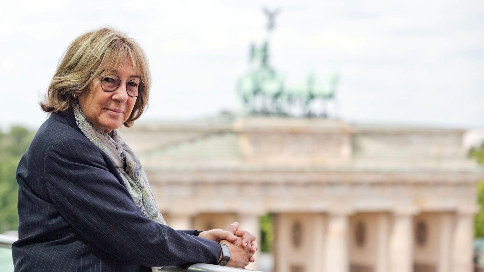 Jeanine Meerapfel, die neue Präsidentin der Akademie der Künste, auf einer Terrasse der Akademie vor der Kulisse des Brandenburger Tors in Berlin, aufgenommen am 31.05.2015 in Berlin. Jeanine Meerapfel, die neue Präsidentin der Akademie der Künste, auf einer Terrasse der Akademie vor der Kulisse des Brandenburger Tors in Berlin, aufgenommen am 31.05.2015 in Berlin.