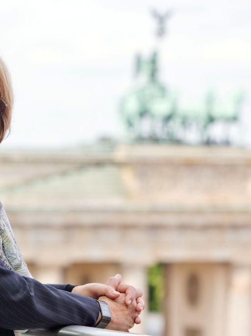 Jeanine Meerapfel, die neue Präsidentin der Akademie der Künste, auf einer Terrasse der Akademie vor der Kulisse des Brandenburger Tors in Berlin, aufgenommen am 31.05.2015 in Berlin.