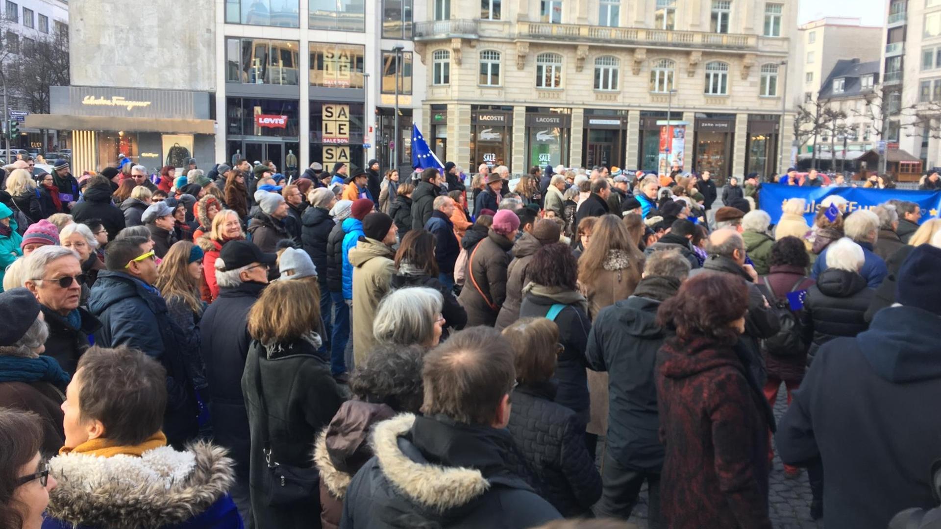 Menschen in Frankfurt demonstrieren für ein starkes Europa Menschen in Frankfurt demonstrieren für ein starkes Europa