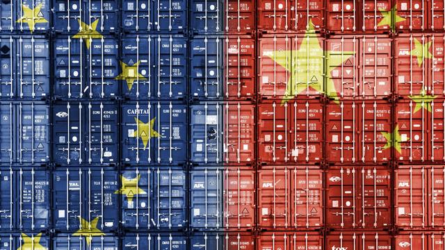 Gestapelte Container in den Nationalfarben von der EU und der Volksrepublik China (Symbolfoto)