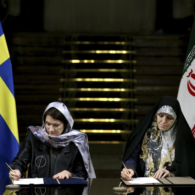 Schwedens Handelsministerin Ann Linde (l.) und Irans Vizepräsidentin für Frauen- und Familienangelegenheiten Shahindokht Molaverdi in Teheran