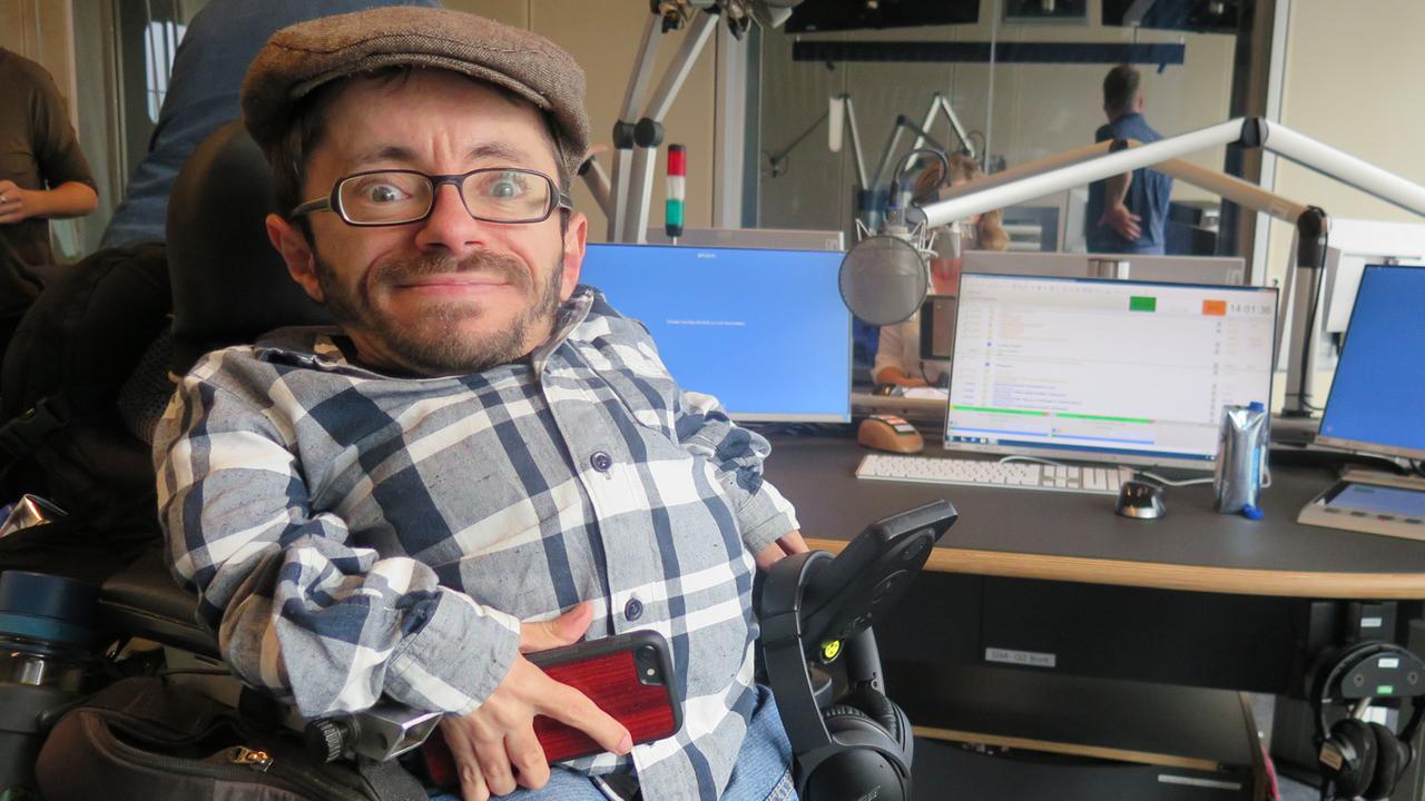 Der Blogger Raul Krauthausen zu Gast im Funkhaus. Der Blogger Raul Krauthausen zu Gast im Funkhaus.