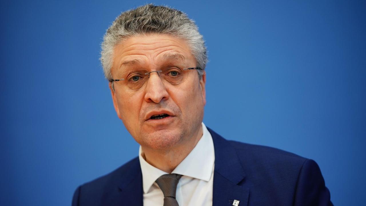 Berlin: Lothar Wieler, Präsident Robert Koch-Institut (RKI), spricht bei einer Pressekonferenz zu Corona-Impfungen. Berlin: Lothar Wieler, Präsident Robert Koch-Institut (RKI), spricht bei einer Pressekonferenz zu Corona-Impfungen.