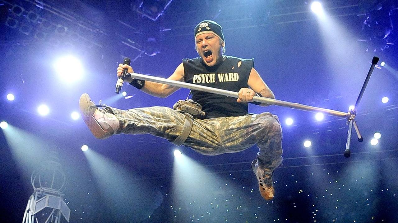 Bruce Dickinson, Sänger der Band Iron Maiden, bei einem Konzert 2013 in Singapur Bruce Dickinson, Sänger der Band Iron Maiden, bei einem Konzert 2013 in Singapur