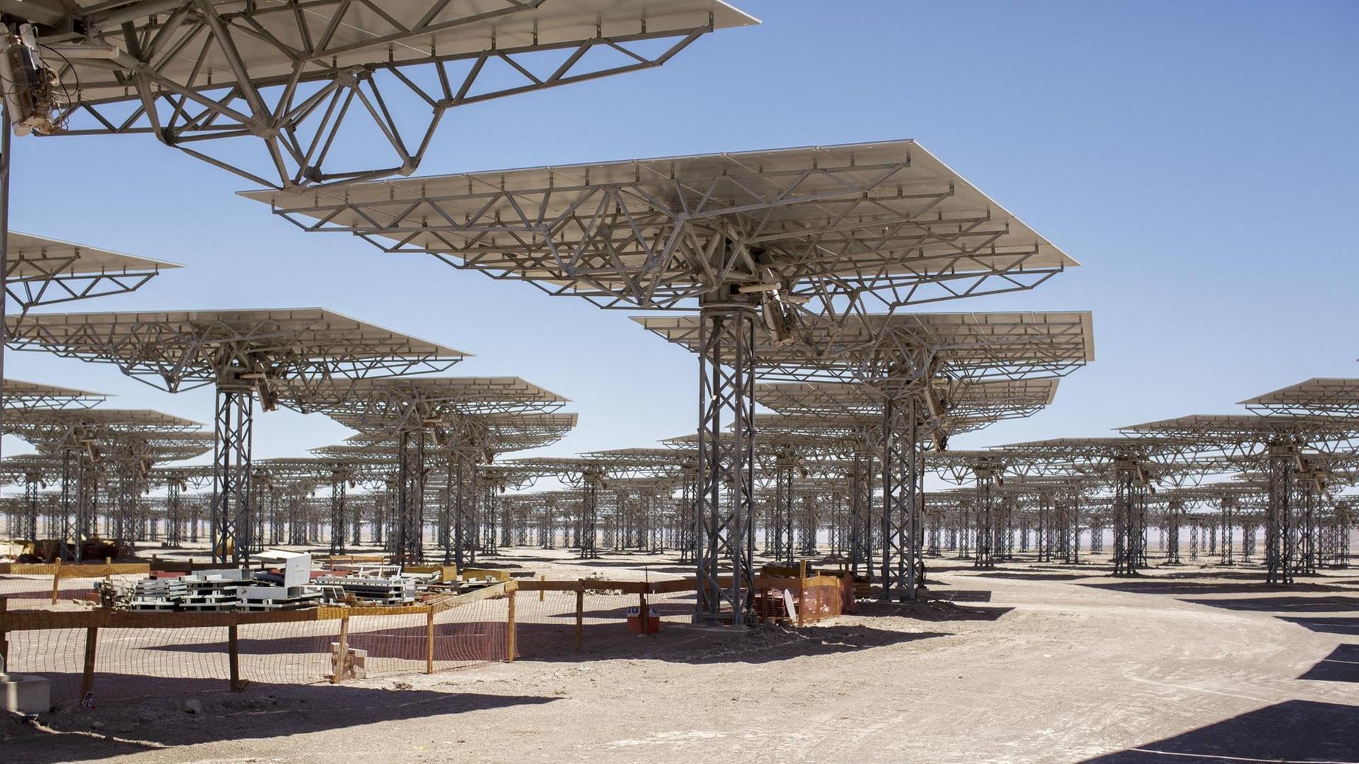 Bauarbeiten für ein Solarkraftwerk in der Atacama Wüste in Chile. Dabei handelt es sich um die CPS-Anlage (Concentrated Solar Power) Planta Solar Cerro Dominador.