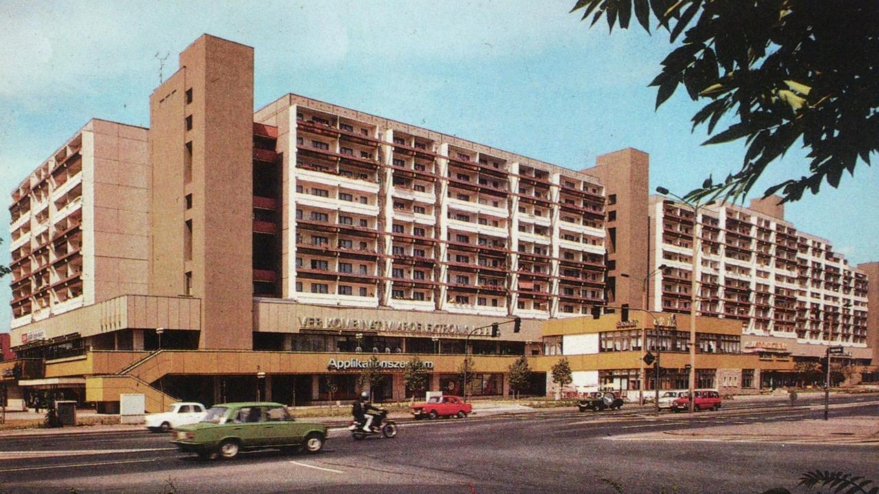 Ansichtskarte mit einem Bild der Gagarinstraße in Erfurt zwischen 1973 und 1976 Ansichtskarte mit einem Bild der Gagarinstraße in Erfurt zwischen 1973 und 1976
