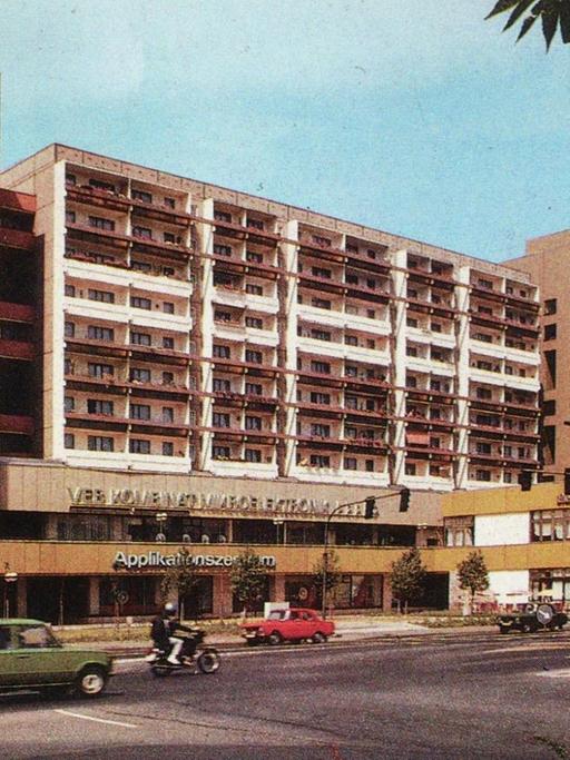Ansichtskarte mit einem Bild der Gagarinstraße in Erfurt zwischen 1973 und 1976