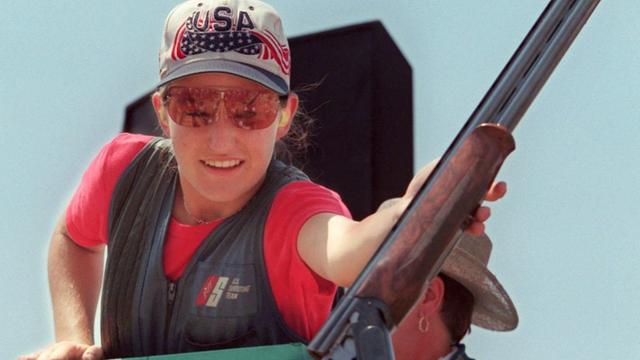 Die Amerikanerin Kim Rhode überreicht ihre Waffe
